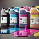 Cuatro envases grandes de tinta solvente en colores negro, cian, magenta y amarillo, dispuestos en línea horizontal. Frente a cada envase, hay un charco de tinta correspondiente al color del envase, demostrando la intensidad y tonalidad de cada una