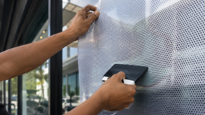 ¿Cuánto dura el vinil microperforado? Factores que afectan su vida útil en exteriores